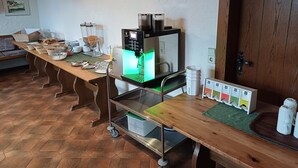 Un coin petit-déjeuner avec une machine à café, des paniers et un tableau affichant le menu.