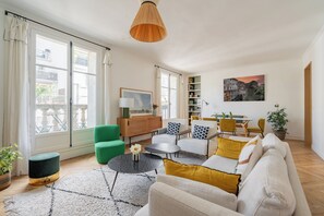 TV - The Spirit Lifter, by Veeve (Paris)