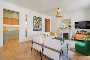 TV - The Spirit Lifter, by Veeve (Paris)