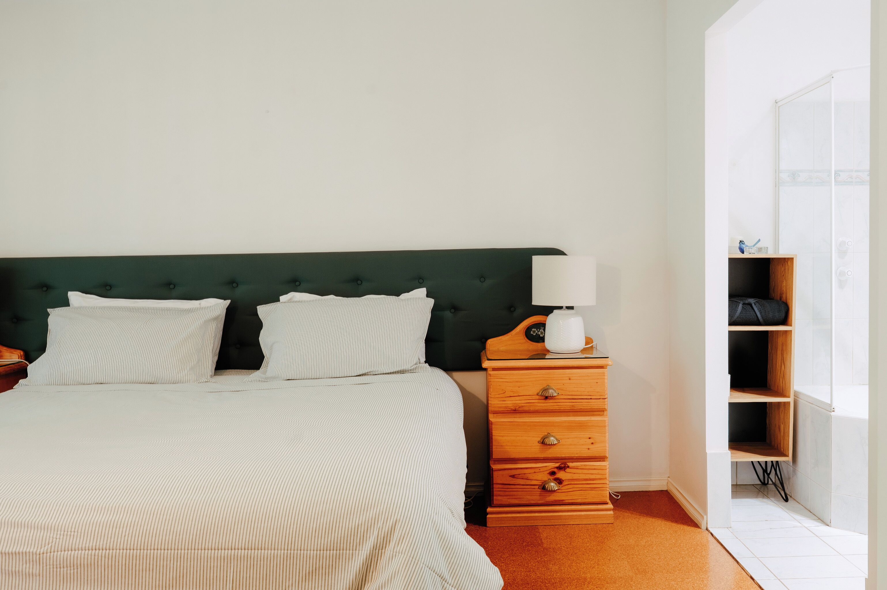 1 bedroom, bed sheets