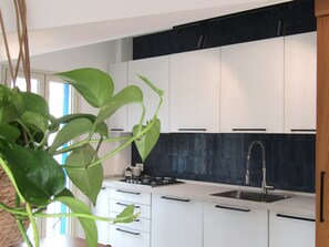 Kühlschrank, Ofen, Herdplatte, Geschirrspüler