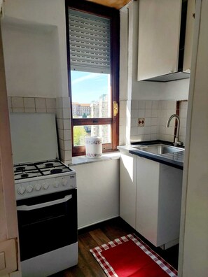 Frigorifero, microonde, forno, piano cottura