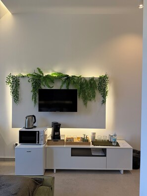 Giardino Segreto | Caja fuerte, espacio para trabajar con un portátil, cortinas opacas