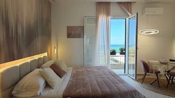 Tramonti Mediterranei | Una cassaforte in camera, postazione laptop, tende oscuranti