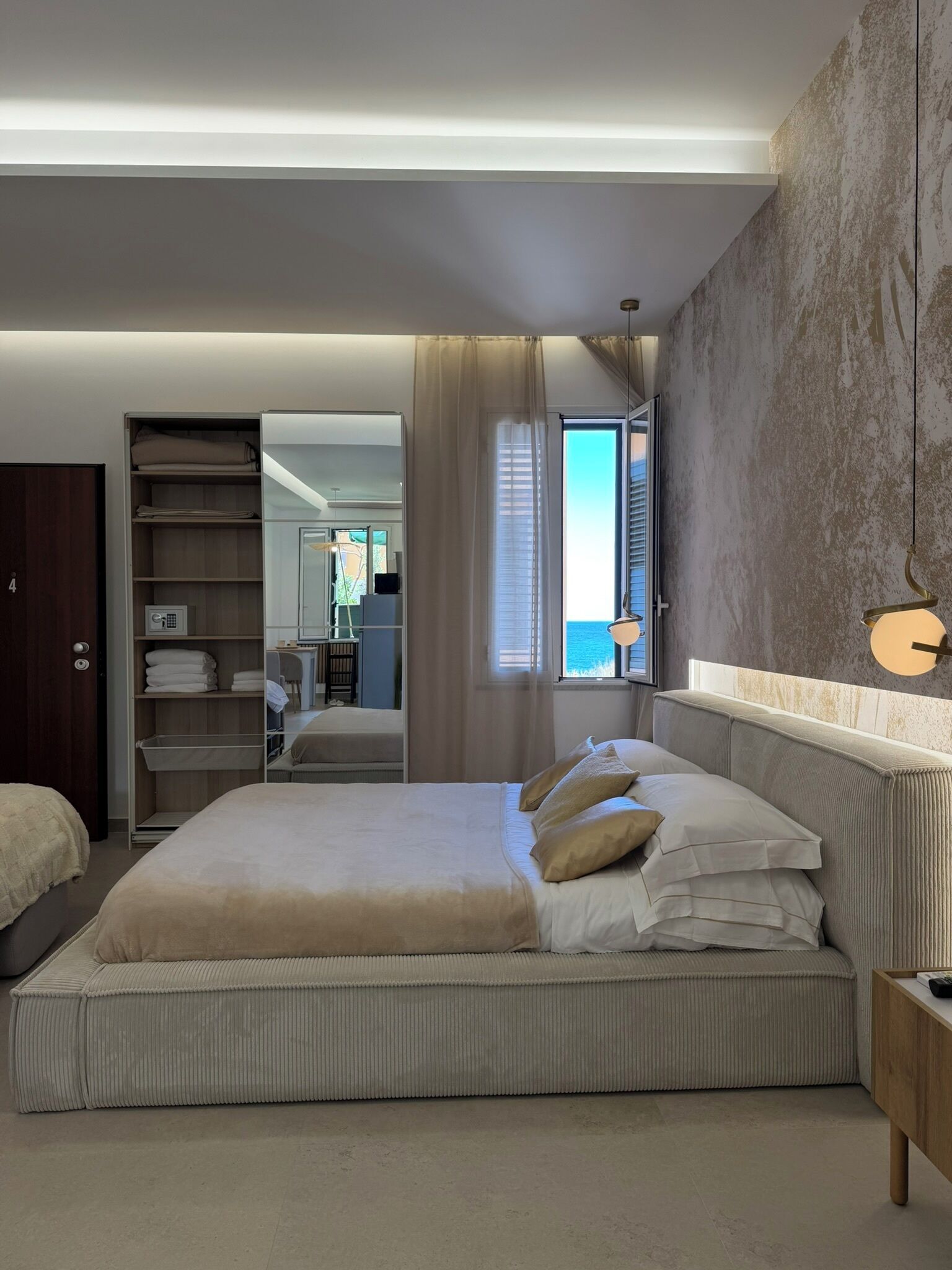 Sole e Luce | Free minibar, in-room safe, laptop workspace, blackout drapes