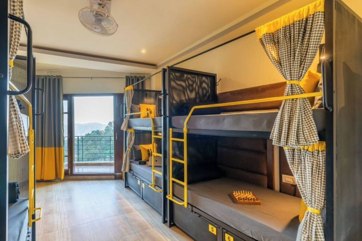 Une chambre avec des lits superposés donnant sur l’extérieur.