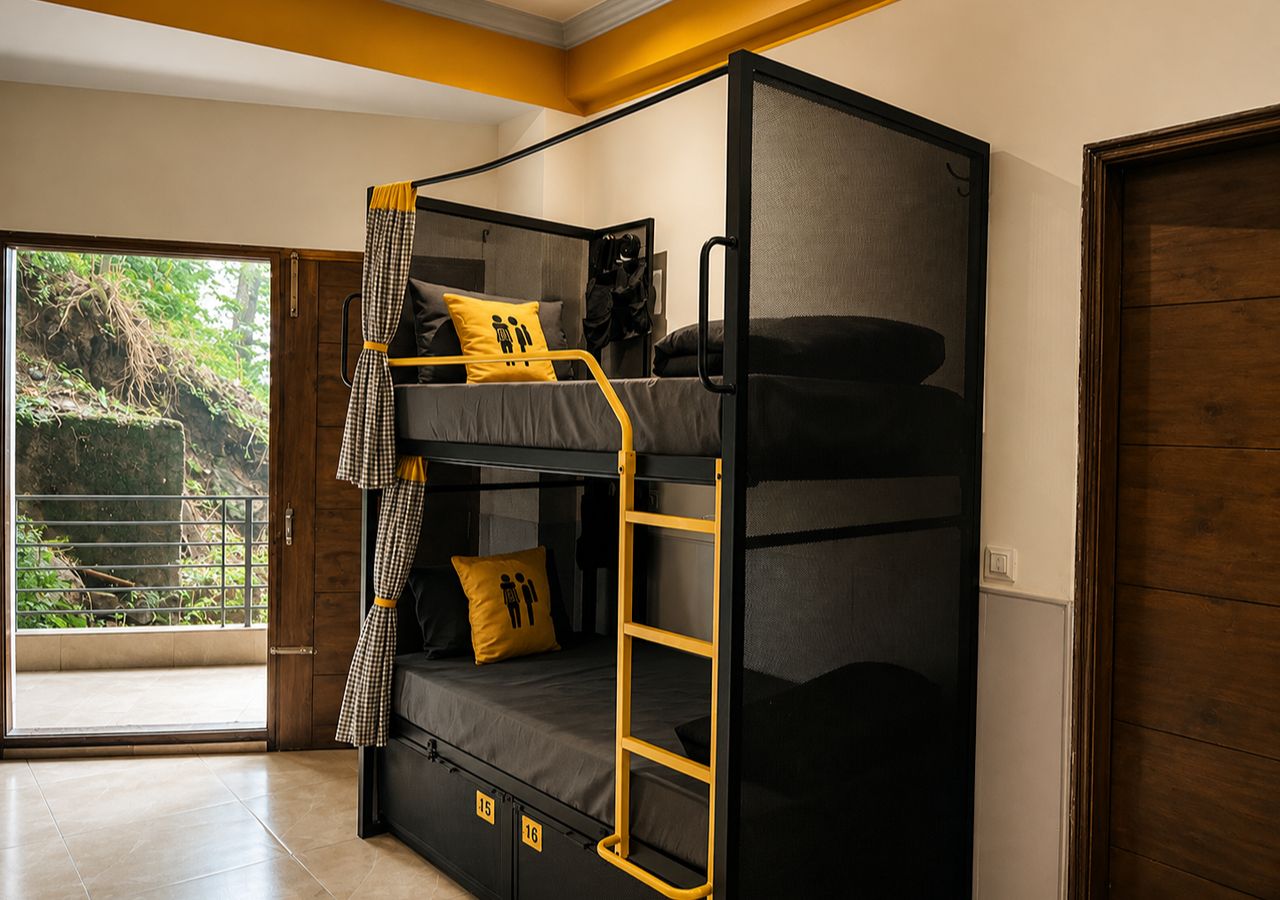 Un lit superposé avec une échelle, une fenêtre avec des rideaux et une porte.