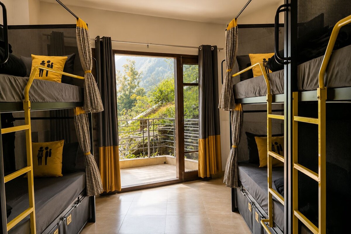Dormitorio compartido básico | Cortinas blackout, tabla de planchar con plancha y wifi gratis