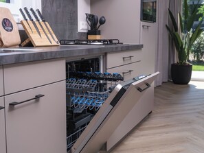 Mikrobølgeovn, oppvaskmaskin og spisebord