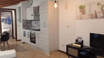 Frigorifero, microonde, forno, piano cottura