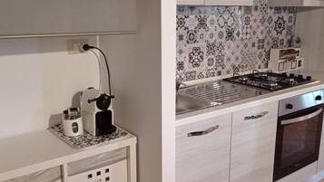 Frigorifero, microonde, forno, piano cottura