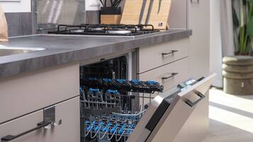 Mikrobølgeovn, oppvaskmaskin og spisebord