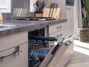 Mikrowelle, Geschirrspüler, Esstisch