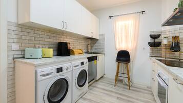 Een koelkast, een magnetron, een oven, een vaatwasser