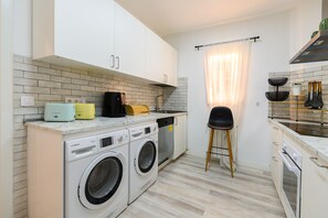 Refrigerador, microondas, horno y lavavajillas 