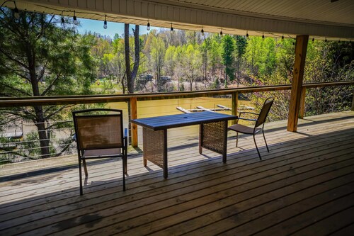 Lakeside Place 2 (Sleeps 1-4) - Tiny living space with a queen and full size beds overlooking Lake Barkley.