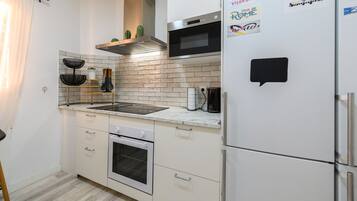 Een koelkast, een magnetron, een oven, een vaatwasser