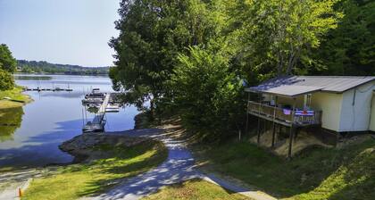 Studio Rental (Sleeps 1-4) - Studio style unit with small kitchen, bathroom, & 2 Queen Beds