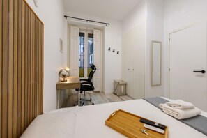 1 dormitori, caixa forta a l'habitació i planxa i posts de planxar 