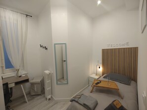 1 chambre, coffre-fort, fer et planche à repasser