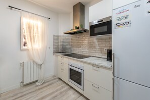 Kjøleskap, mikrobølgeovn, ovn og oppvaskmaskin