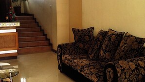 A lobby with a sofa, a staircase, and a reception desk. - Hotel Citymax Nakuru (Nakuru)