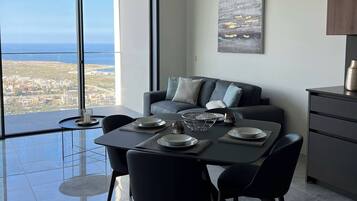 Apartment, 1 Bedroom, Accessible, Smoking | Dining room