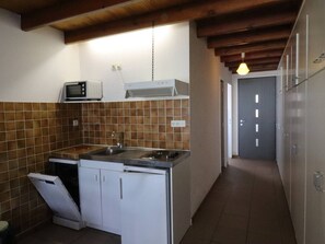 Jääkaappi, mikroaaltouuni, liesi, astianpesukone