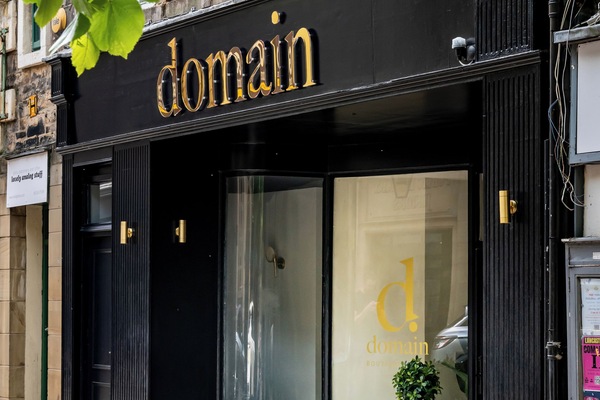 Verduisterende gordijnen, een strijkplank/strijkijzer, gratis wifi