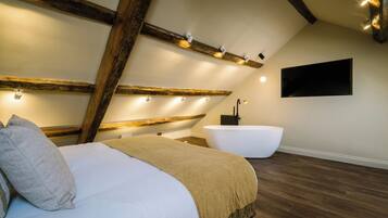 Deluxe Room, 1 King Bed, City View | Blackout curtains, iron/ironing board, free WiFi, bed sheets