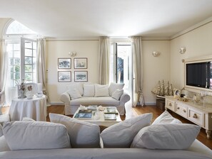 Villa | Vardagsrum | 32-tums tv med kabelkanaler