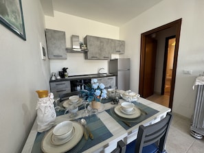 Frigorifero, forno, piano cottura, macchina per tè/caffè