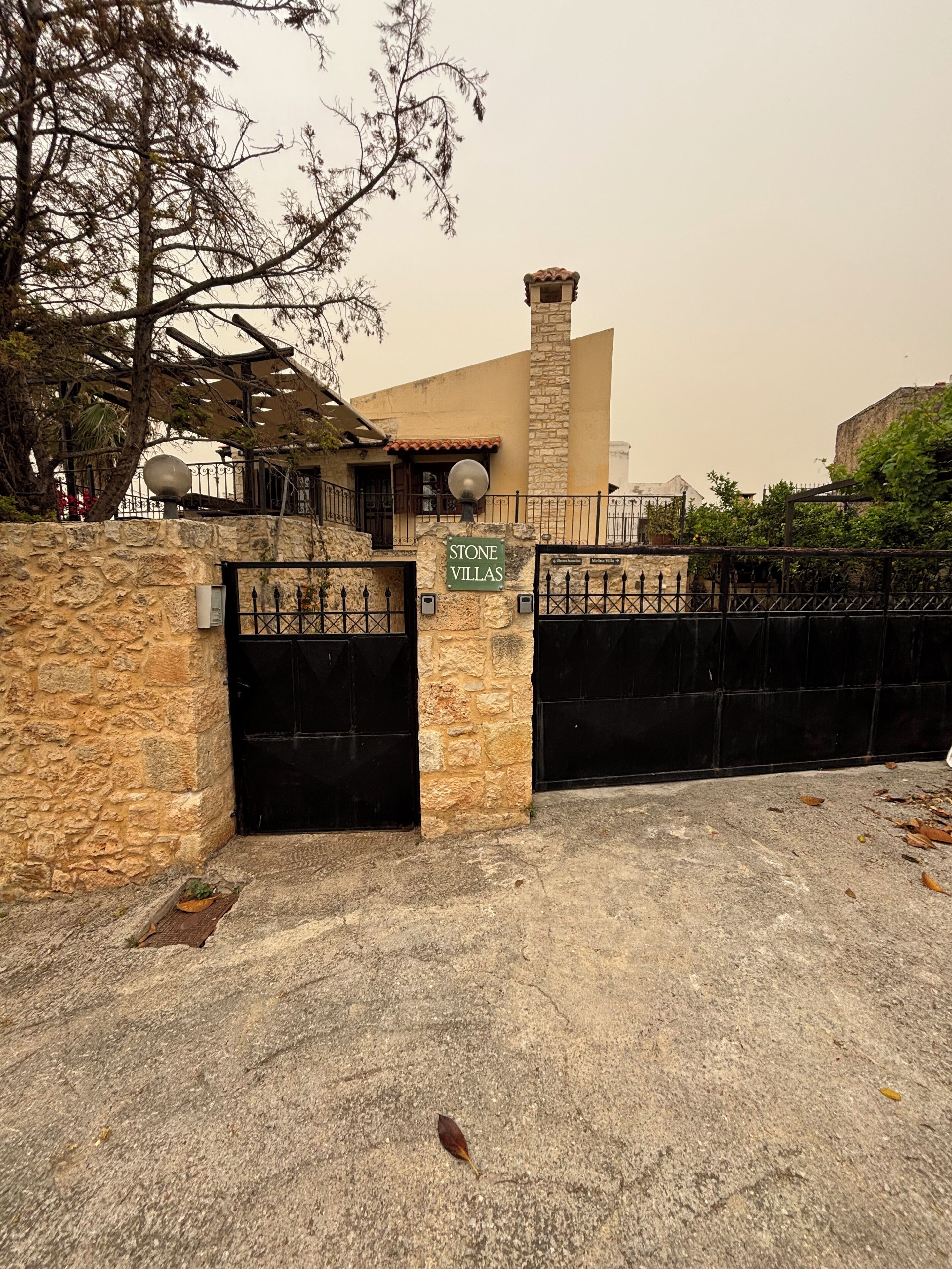 Un edificio de piedra con un letrero que dice 'Stone Villas'.