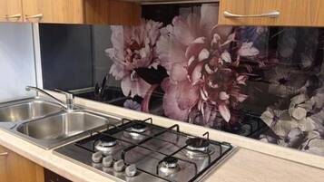 Frigorifero, microonde, forno, piano cottura