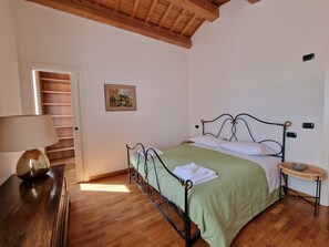 2 bedrooms, WiFi, bed sheets - SUNRISE WITH A VIEW - PRIVATE APARTMENT (Oriolo dei Fichi)