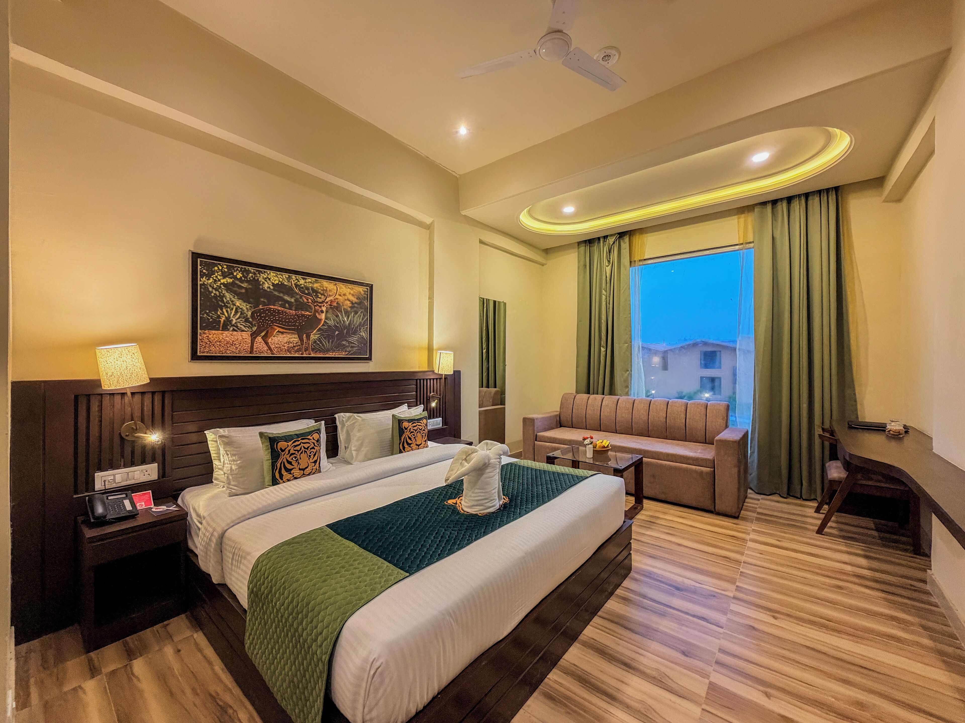 Deluxe Cottage | Desk, laptop workspace, bed sheets