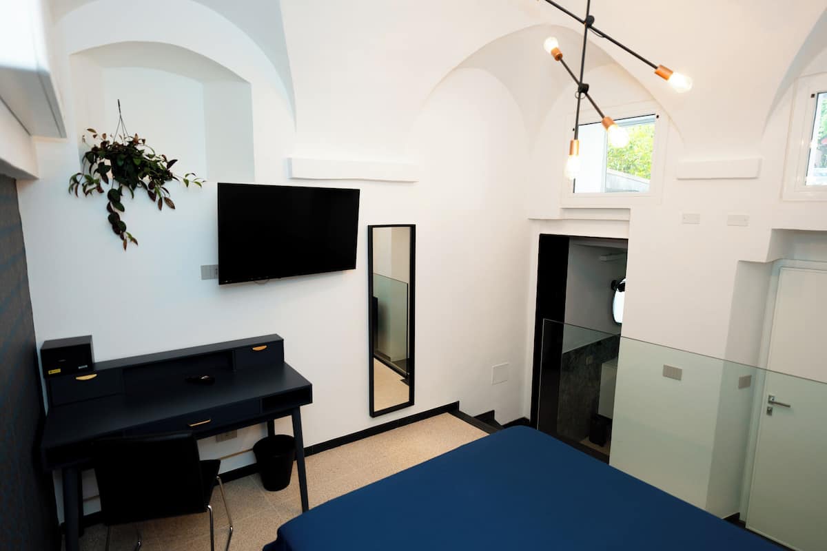 Desk, laptop workspace, free WiFi