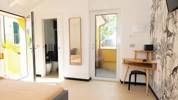 Doppia Deluxe, balcone, vista città | Una scrivania, postazione laptop, Wi-Fi gratuito