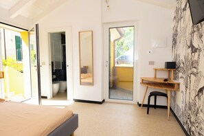 Kahden hengen deluxe-huone, parveke, kaupunkinäköala | Työpöytä, kannettavalle tietokoneelle sopiva työtila, ilmainen Wi-Fi