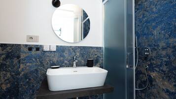 Tripla familiare, patio | Bagno | Doccia, set di cortesia gratuito, asciugacapelli, pantofole