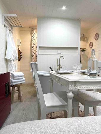 Dining. The 1900s manor house trailer