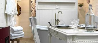 The 1900s manor house trailer