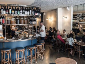 Bar (on property) - Gallery on Kent | Prime Location (Newtown)