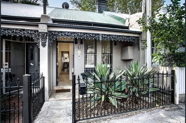 Exterior detail - Gallery on Kent | Prime Location (Newtown)