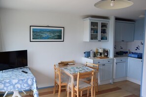 Dining - 4-person apartment overlooking wooded park (Arzon)