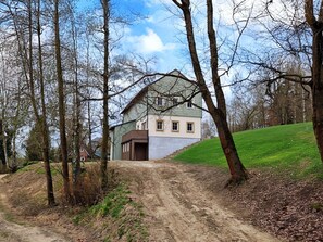 Exterior - Beautiful apartment for 6 people with WIFI, TV, patio and pets allowed (Nový Bor)