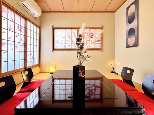 Spacious 131 sq.m.] 10 min. drive to USJ! 10 minutes to Osaka Expo by train! Free parking available. 6 free rental bicycles! Conveniently located a 5-minute walk from the station!