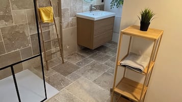 Douche, sĂšche-cheveux, serviettes fournies, papier toilette