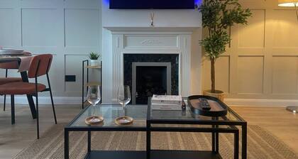 Contemporary 2-Bed House near Basildon Station