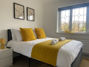 2 bedrooms, iron/ironing board, internet, bed sheets